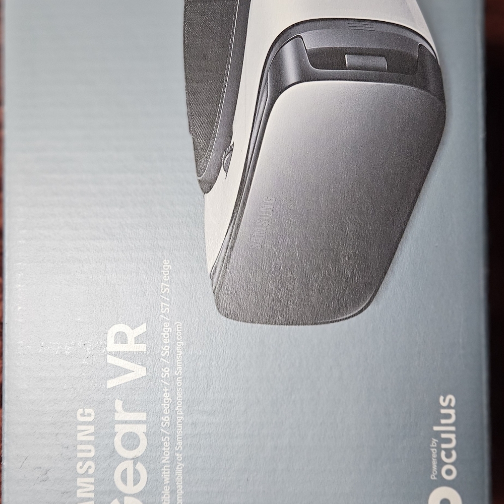 Samsung Gear VR Headset - Black and White